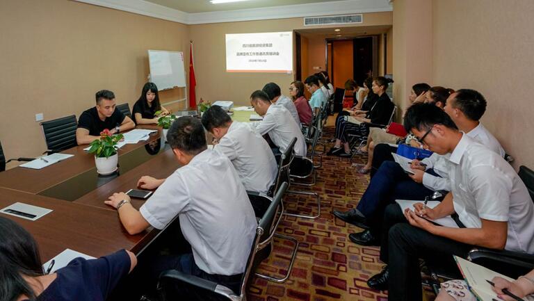 高舉旗幟引領(lǐng)導(dǎo)向圍繞中心服務(wù)大局