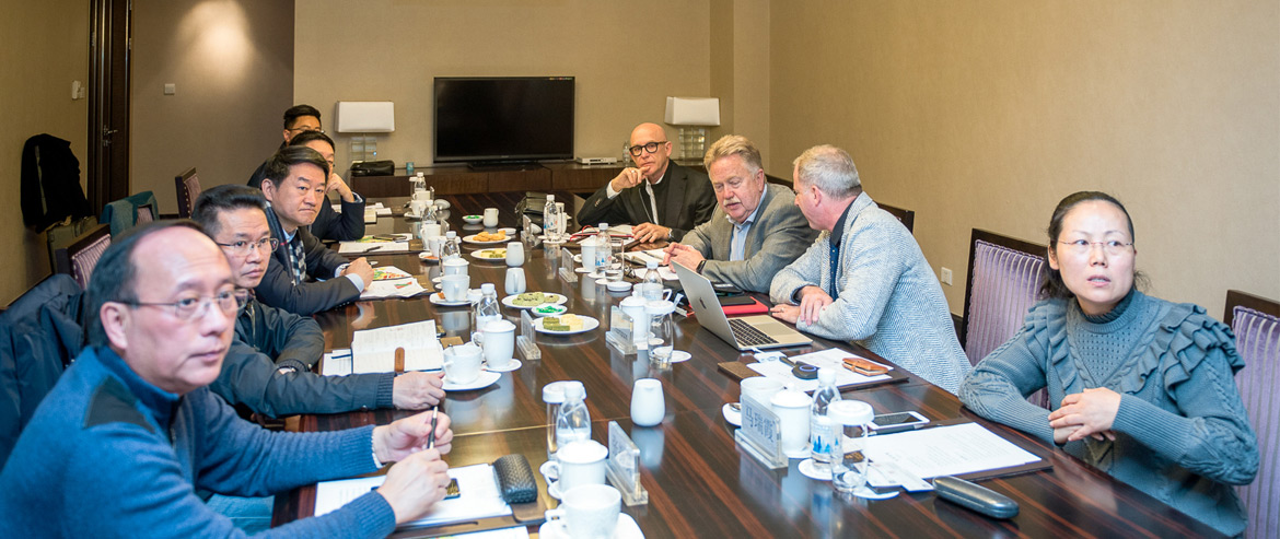 美國(guó)康寧翰集團(tuán)董事長(zhǎng)一行來(lái)尊龍凱時(shí)集團(tuán)交流座談