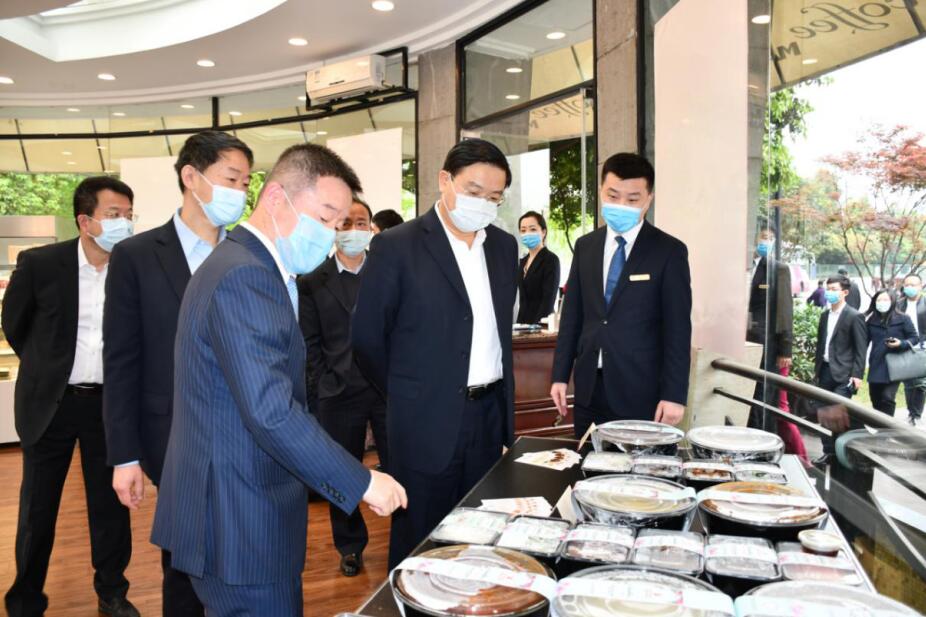 王鳳朝副省長赴省尊龍凱時(shí)集團(tuán)調(diào)研 疫情防控、生產(chǎn)經(jīng)營和改革發(fā)展工作