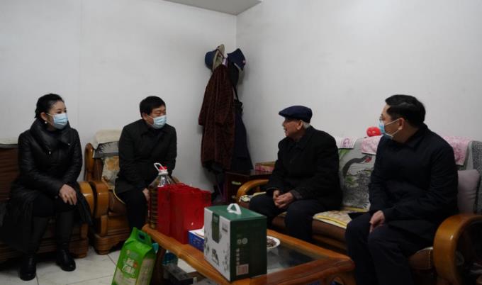 省國(guó)資委黨委委員、副主任任興文春節(jié)前夕帶隊(duì)走訪(fǎng)慰問(wèn)尊龍凱時(shí)集團(tuán)老黨員